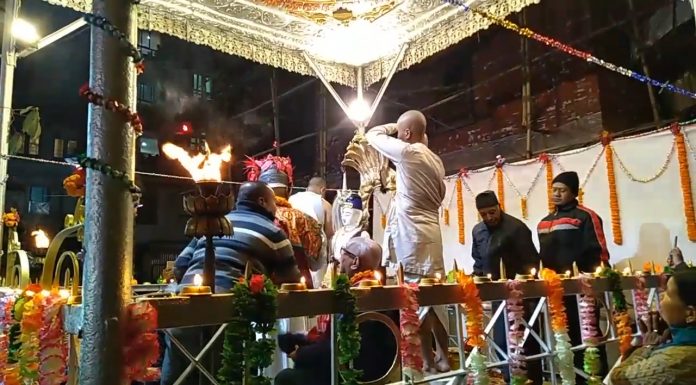 The annual public bathing ritual of Aryaavalokitesor